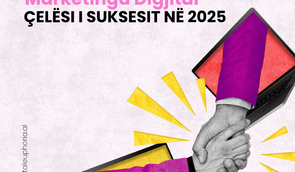 Ilustrim i dy personave që shtrëngojnë duart përmes laptopëve, me ngjyra të ndritshme dhe tekst që thotë "Marketingu Digjital – Çelësi i Suksesit në 2025", duke përfaqësuar rëndësinë e lidhjes digjitale dhe bashkëpunimit në epokën moderne të marketingut.