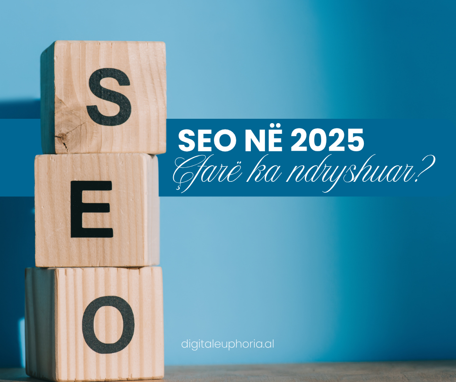 Blloqe druri që formojnë fjalën SEO mbi një sfond blu, me tekstin: 'SEO në 2025 – Çfarë ka ndryshuar?' dhe logon e digitaleuphoria.al poshtë.