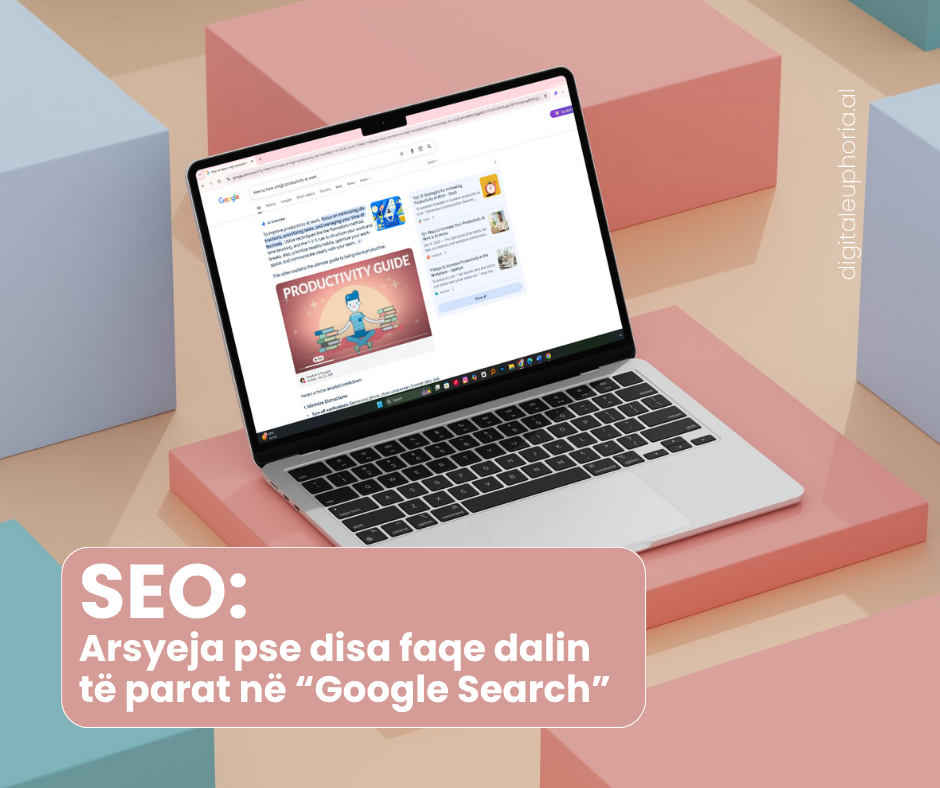 Laptop mbi një sipërfaqe me forma gjeometrike ngjyrë pastel, që shfaq rezultate të kërkimit në Google për 'Productivity Guide', me tekst informues për SEO: Arsyeja pse disa faqe dalin të parat në Google Search.